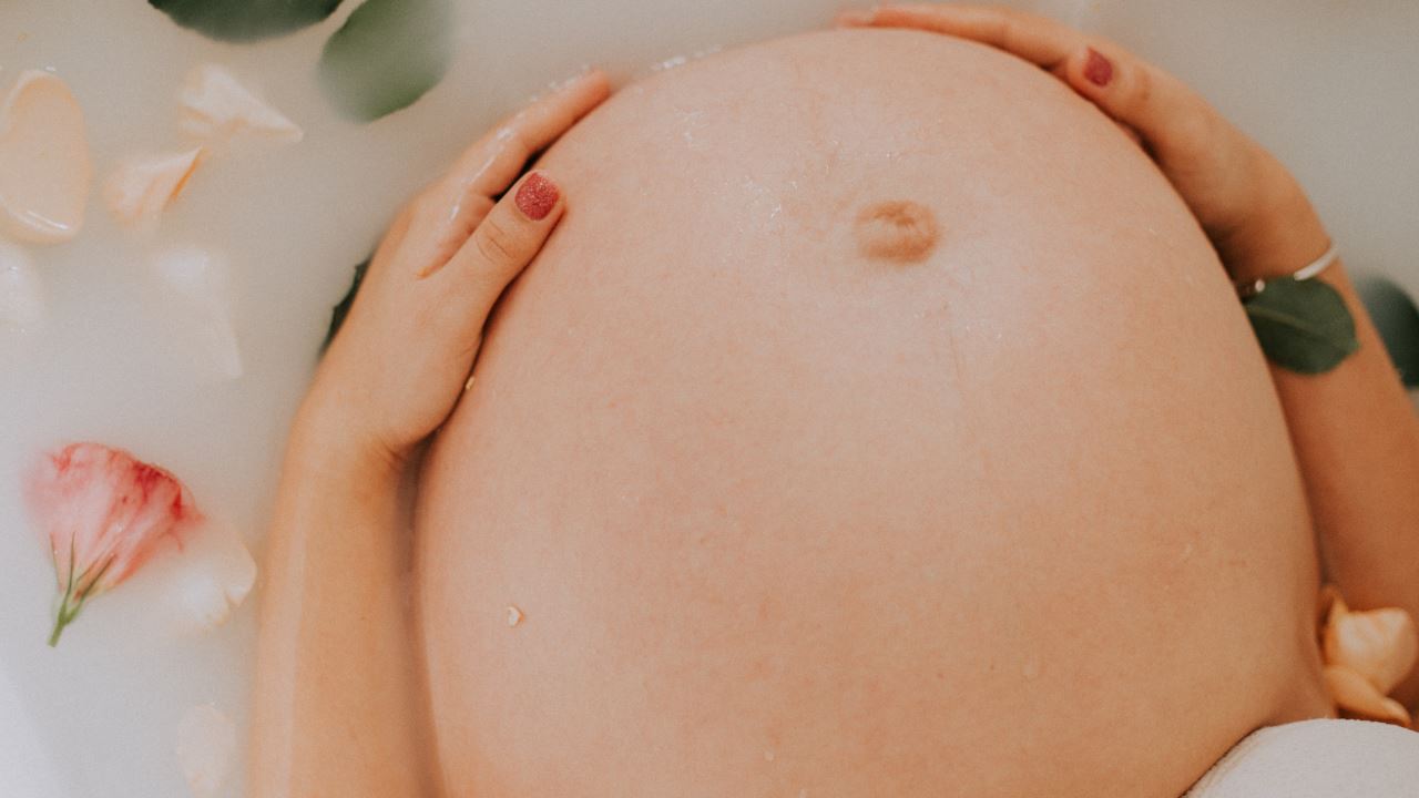 pancia-donna-incinta-nascituro-feto-gravidanza-vasca-da-bagno-maternita.jpg