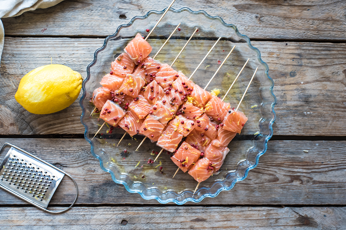 cuocere-spiedini-di-salmone-al-pepe-rosa-1.jpg