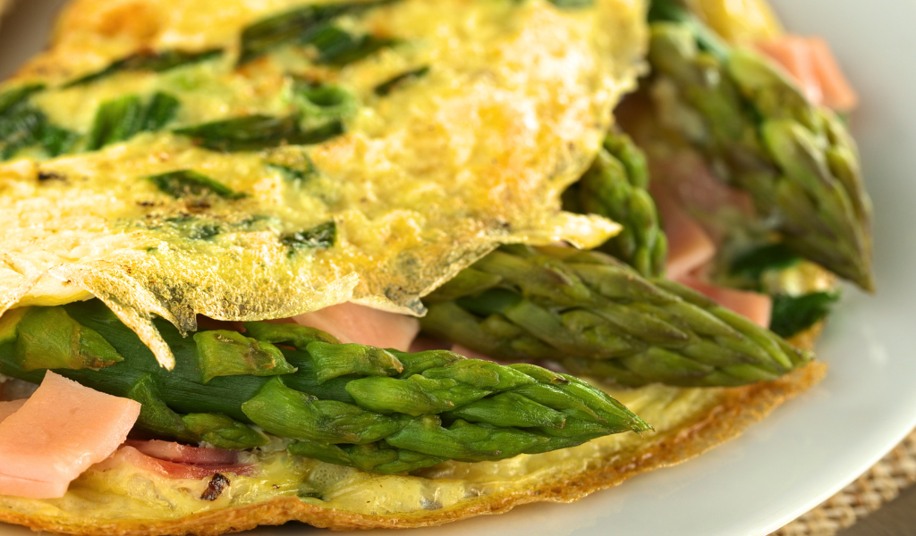 Panino-con-omlette-asparagi-e-cotto-1.png